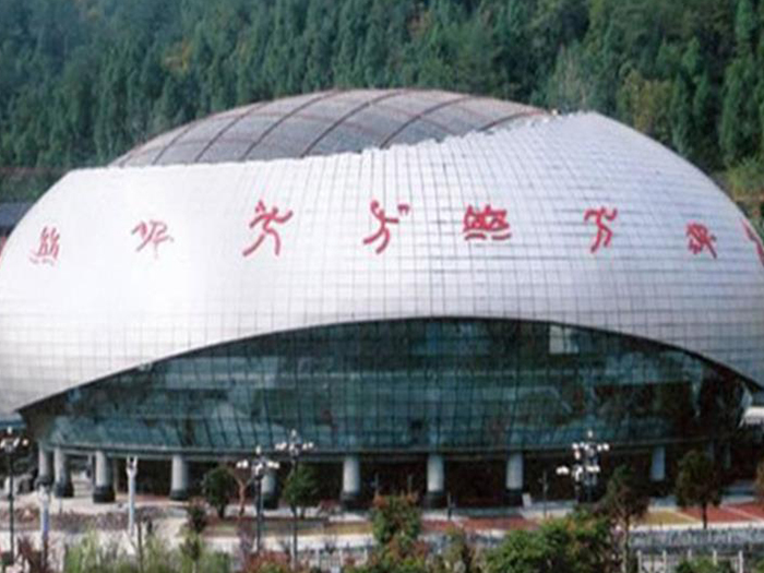 青島體育中心球形網架加工安裝